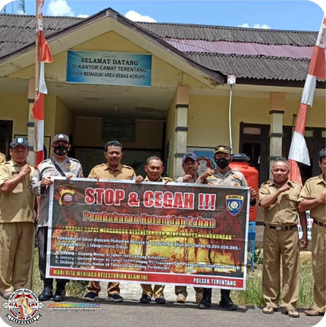 Polsek Terentang Laksanakan Sosialisasi Karhutla di Wilkum Polsek Terentang.
