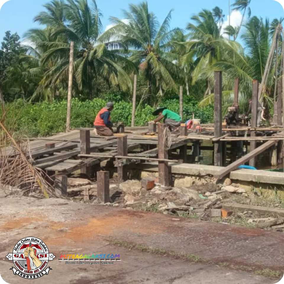 Proyek Jembatan 2 (Dua) Desa, Selat Remis ke Teluk Gelam Diduga Menggunakan Pondasi Kayu Bekas.